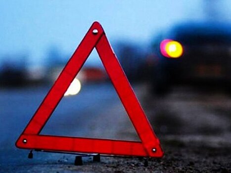 Под Саратовом автоледи на Renault протаранила фуру Mersedes с полуприцепом