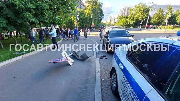 Женщина погибла из-за упавшего на нее дорожного знака после ДТП на северо-востоке Москвы