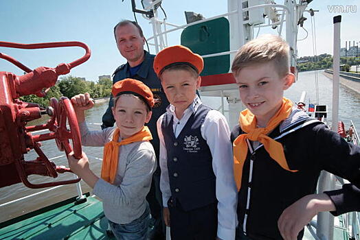 Школьники посетили пожарный корабль