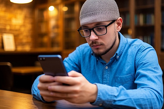 Магаданец попался на новую уловку мошенников и потерял деньги