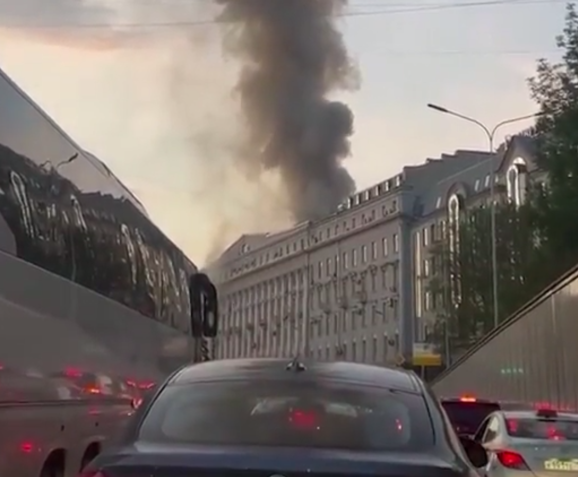 Девять человек спасли во время пожара на Никитском бульваре