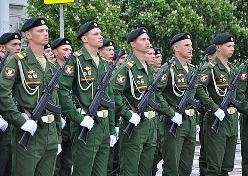 По главной площади Новочеркасска прошла знаменная группа с подлинной копией Знамени Победы