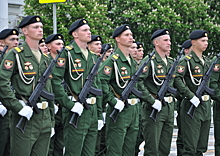 По главной площади Новочеркасска прошла знаменная группа с подлинной копией Знамени Победы