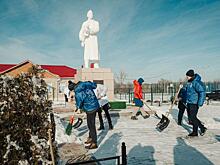 Молодые куряне убрали мемориала памяти воинов в селе Рышково