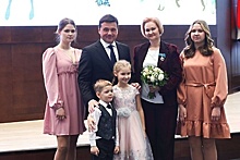 Андрей Воробьев вручил многодетной семье из Ступина ордена «Родительская слава»