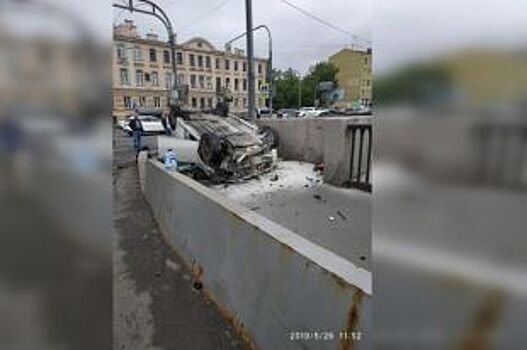 На Обводном канале после ДТП иномарка перевернулась и задымилась