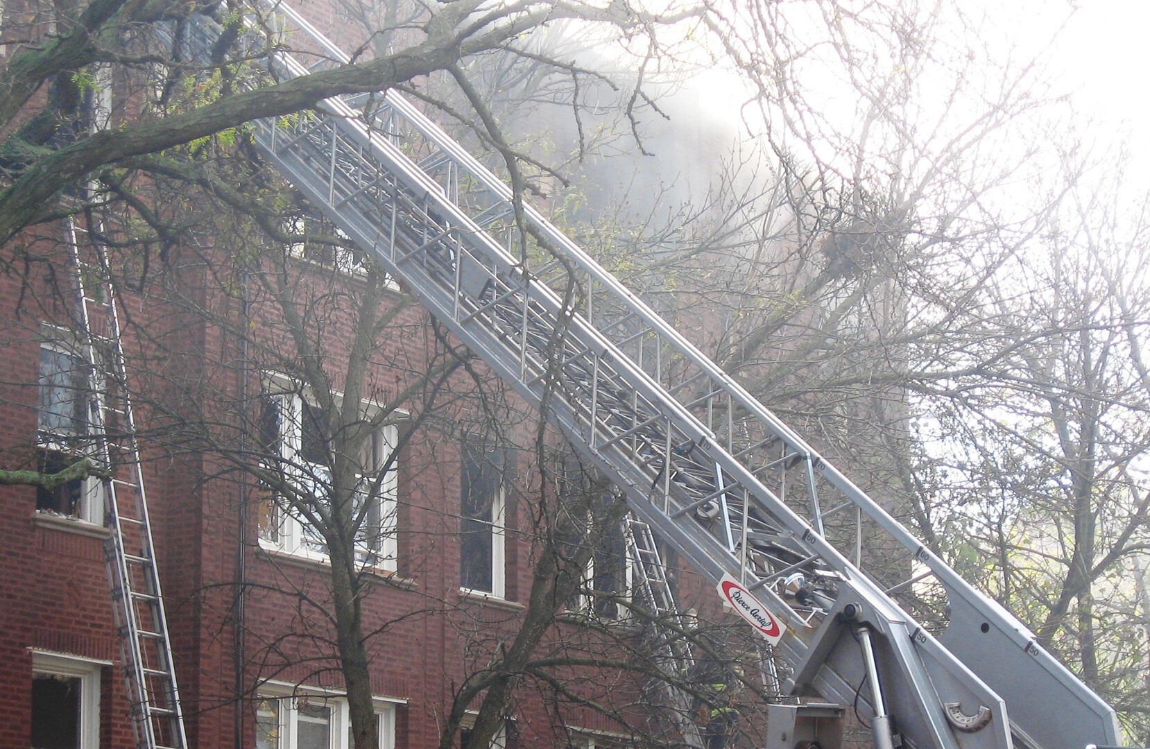 Чудом выжил: 200-килограммового петербуржца не могут эвакуировать уже второй день после взрыва газа