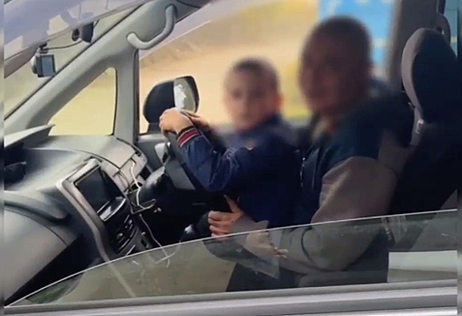 Благовещенца, который учил сына водить автомобиль, оштрафовали