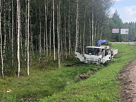 Манипулятор съехал в кювет на Скандинавии из-за столкновения с легковушкой