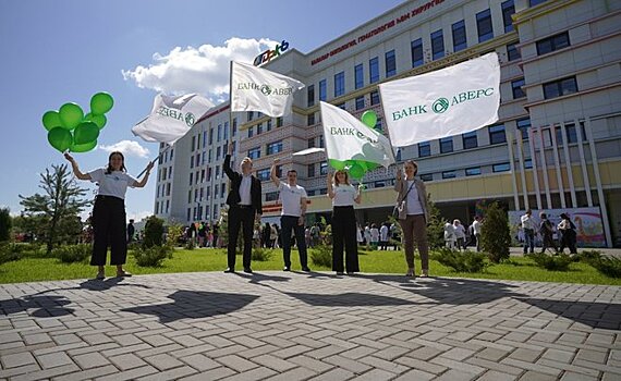 В День защиты детей Банк "Аверс" подарил ДРКБ медицинское оборудование для реабилитации маленьких пациентов