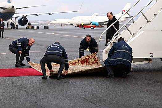 Перед самолетом Вэнса расстелили армянский ковер