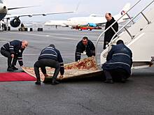 Перед самолетом Вэнса расстелили армянский ковер