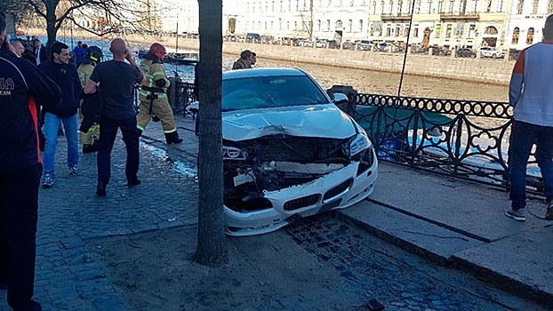 В центре Петербурга автомобиль BMW влетел в толпу пешеходов