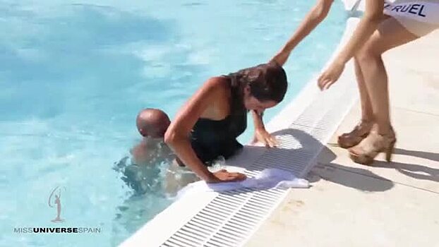 Участница конкурса красоты упала в бассейн на дефиле