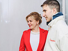 Глава г.о. Клин Алена Сокольская вручила ключи от квартиры еще одному ребенку-сироте