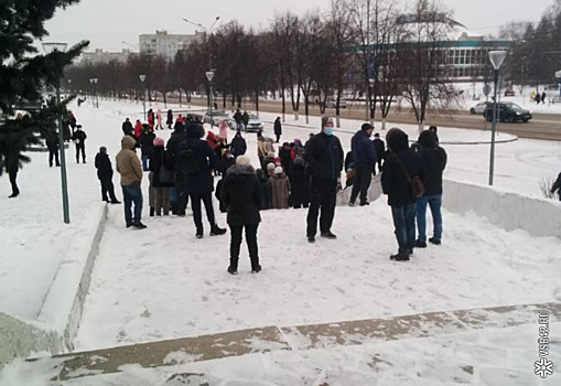 Стихийный митинг против "Питеравто" и Сергея Кузнецова проходит в Новокузнецке