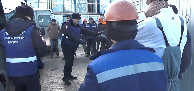 Гастарбайтеры не поделили снег и устроили массовую драку в Петербурге. Видео