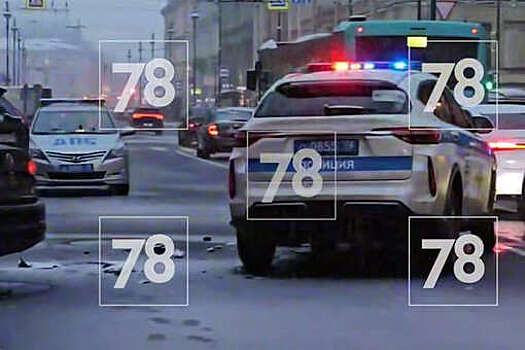 В Петербурге на видео попало, как машина ДПС влетела в легковушку