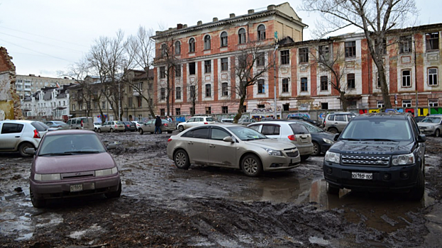 В центре Саратова заметили незаконную парковку на муниципальном «болоте»