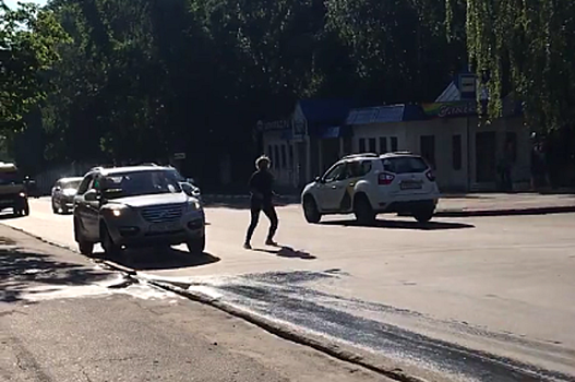 Жительница Пензы прыгала на проезжей части и бросалась на автомобили