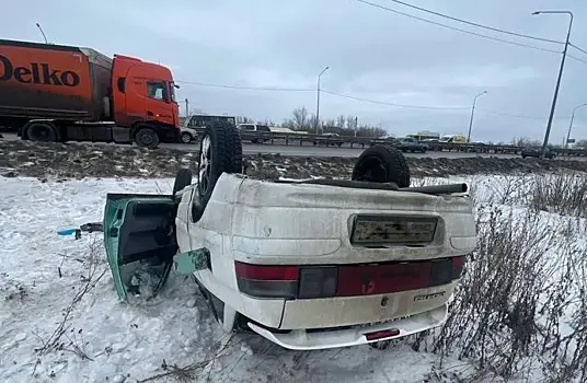 На трассе в Самарской области фура вытолкнула с дороги легковушку