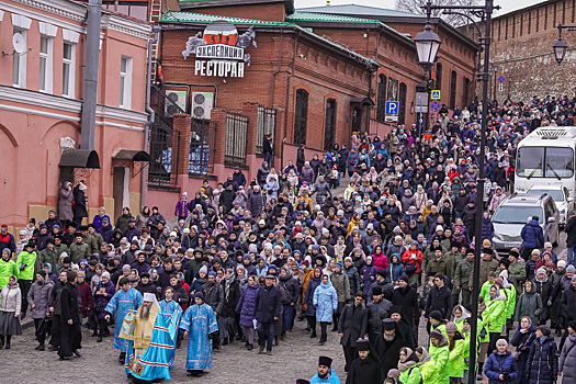 Фото дня: Крестный ход в Нижнем Новгороде собрал сотни человек