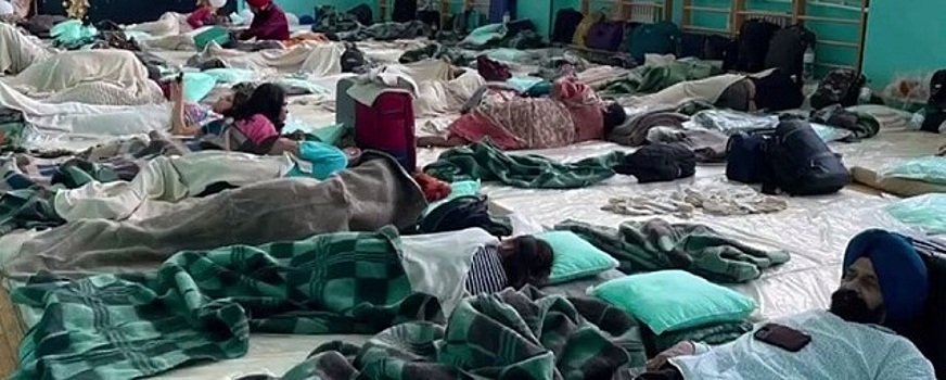 Появились кадры из школы в Магадане, где ночевали пассажиры из Индии, летевшие  в США