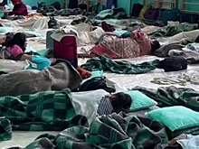 Появились кадры из школы в Магадане, где ночевали пассажиры из Индии, летевшие  в США