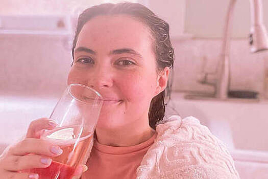 Complex: американка с аквогенной крапивницей рассказала, что от воды ее кожа кровоточит