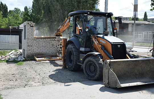 Незаконную стоянку на Панфилова в Саратове сносят