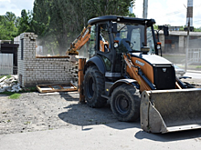 Незаконную стоянку на Панфилова в Саратове сносят