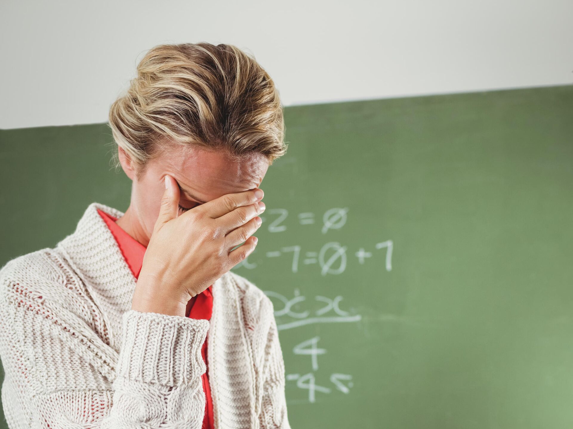 Учительругает уыченика. Плохо ли быть учителем. Учитель у доски. Учитель. Плохо ли быть учителем.