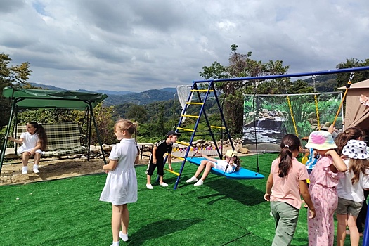 Грант горного курорта помог ученикам школы обустроить природный уголок для отдыха