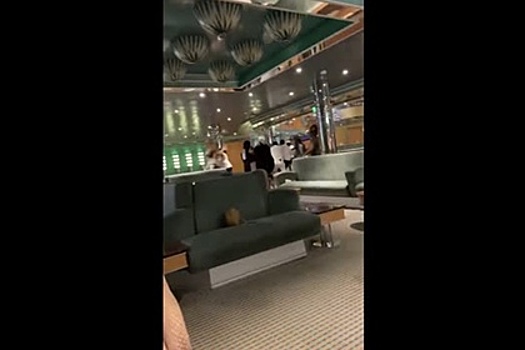 Пассажиры круизного лайнера затеяли массовую драку на танцполе и попали на видео