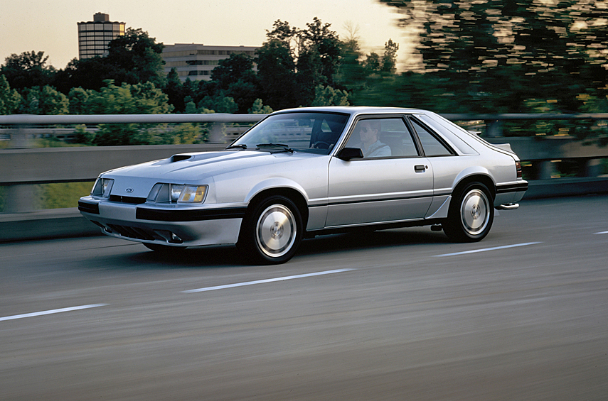 Mustang SVO. Современные «Мустанги» бывают не только с большим V8, но и 2,3-литровой «турбочетверкой» EcoBoost. Невероятно, но факт: компактный мотор с наддувом впервые применили на пони-каре еще в восьмидесятые, когда американские машины спортивного толка чувствовали себя, мягко говоря, не лучшим образом. Производители призадумались и пустили в ход турбонаддув. Так появился Buick Grand National, а также уникальный и астрономически дорогой Mustang от подразделения SVO (Special Vehicle Operations). Он стоил около 15,5 тысячи долларов. Более чем вдвое дороже базового Ford и на целых шесть тысяч восьмицилиндрового GT.