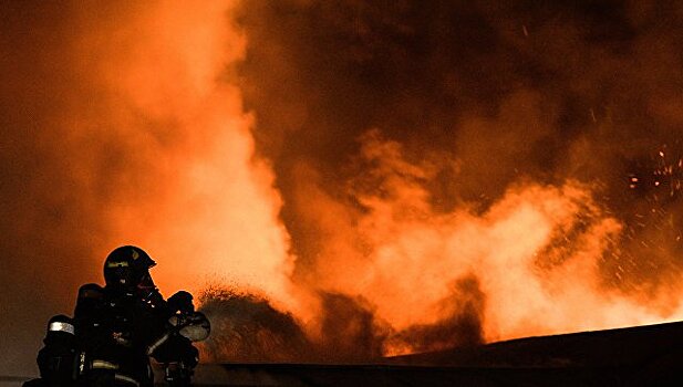 8 пожарных пропали на складе в Москве