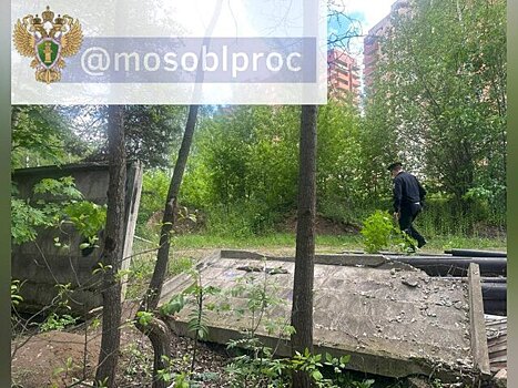 Бетонный забор упал на подростков в Балашихе