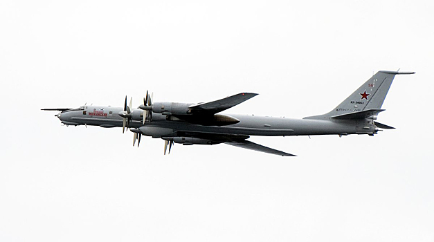 Военный Ту-142 сел под Вологдой с отказавшим двигателем