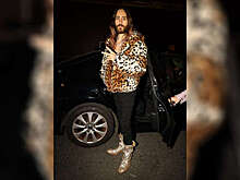 Актер Джаред Лето вышел на публику в юбке и прозрачном топе