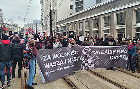 В Варшаве проходит массовое шествие антифашистов в поддержку беженцев и гражданских свобод