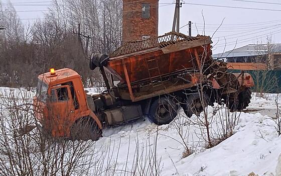 В Захарове посыпавший дорогу песком грузовик улетел в кювет из-за гололедицы