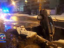 Автомобиль упал в яму на улице Шамшиных в Новосибирске