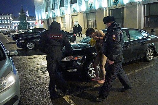 Голого мужчину задержали за нападение на сотрудника ФСО в Москве