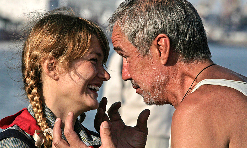 Надежда Михалкова и Сергей Гармаш на съемочной площадке фильма Никиты Михалкова "Утомленные солнцем-2", 2008 год