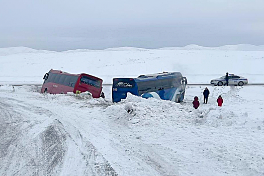 В Туве колонна автобусов с детьми попала в ДТП