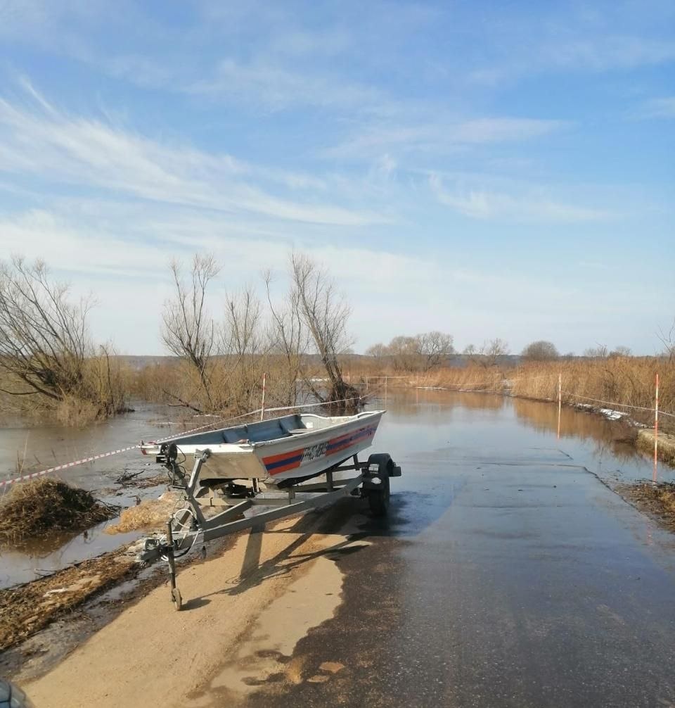 Угра затопила дорогу в Калужской области