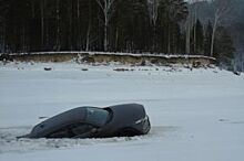 На Красноярском водохранилище автомобиль рыбаков ушёл под лёд
