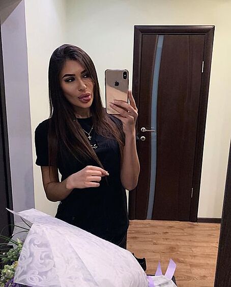 Известно, что у девушки есть азербайджанские корни, но сама она живет в Москве. 