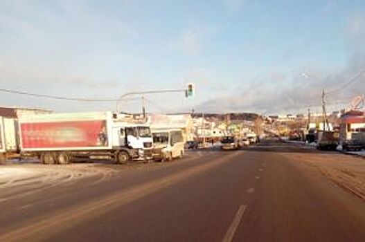 Под Саратовом Daewoo Nexia с девушкой перевернулась в кювете