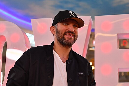 Александр Овечкин появился на публике с двумя знаменитыми корги